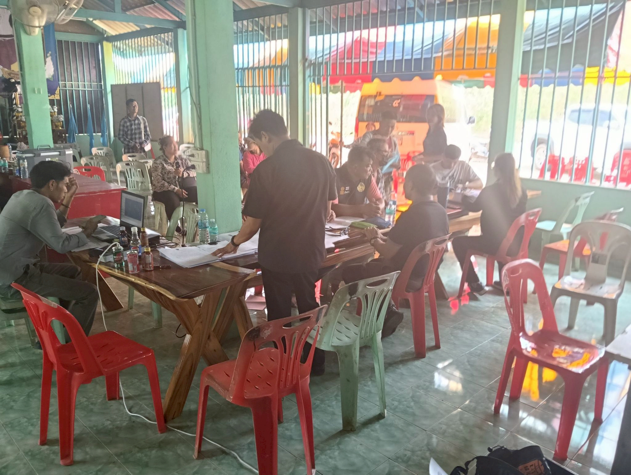 title - วันที่ 1 เมษายน 2569 นายวิทูล ประดิษฐ์บุญ ปฏิรูปที่ดินจังหวัดปราจีนบุรี มอบหมายให้ นายลิขิต ผันผ่อน ผู้อำนวยการกลุ่มกฎหมาย นางสาวปาริชาติ ศรีปราชญ์ ผู้อำนวยการกลุ่มยุทธศาสตร์และการปฏิรูปที่ดิน พร้อมด้วย เจ้าหน้าที่ ส.ป.ก.ปราจีนบุรี ลงพื้นที่ออกศูนย์บริการเคลื่อนที่“Mobile Unit” ณ ตำบลย่านรี อำเภอกบินทร์บุรี จังหวัดปราจีนบุรี